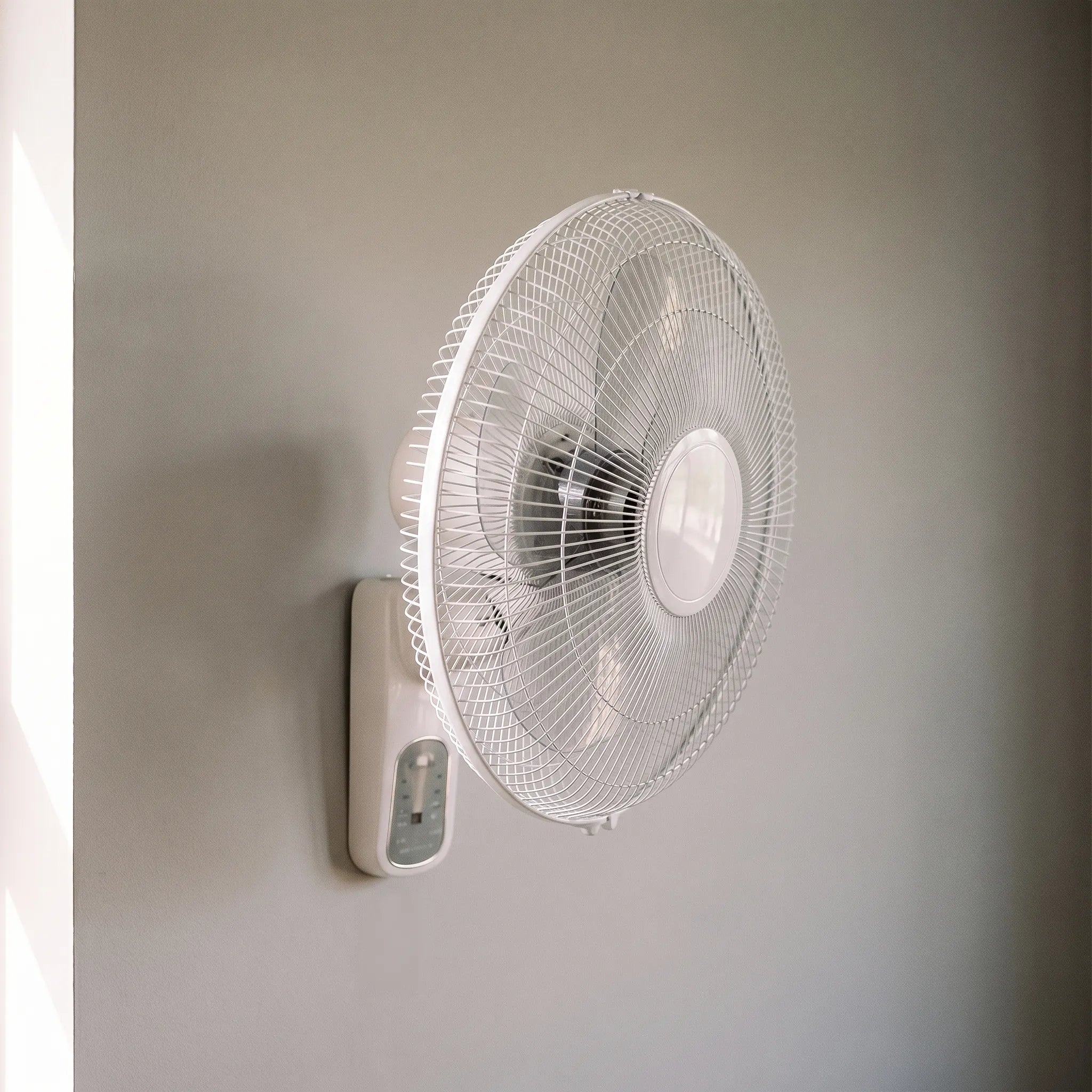 Wall-Mounted Oscillating Fan with Remote Control – Home Comfort, Energy Efficient